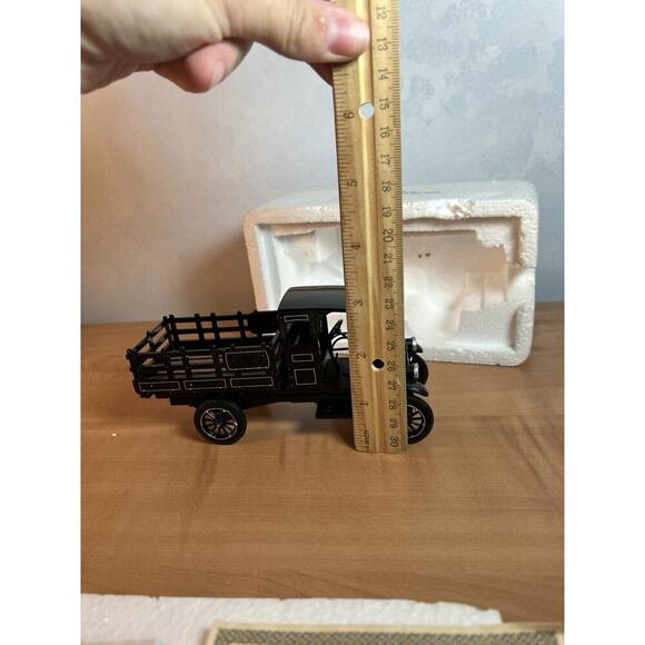 National Motor Museum 1923 Chevy Series D 1-Ton Truck 1:32 Scale (w/cert & Card) - Picture 9 of 10